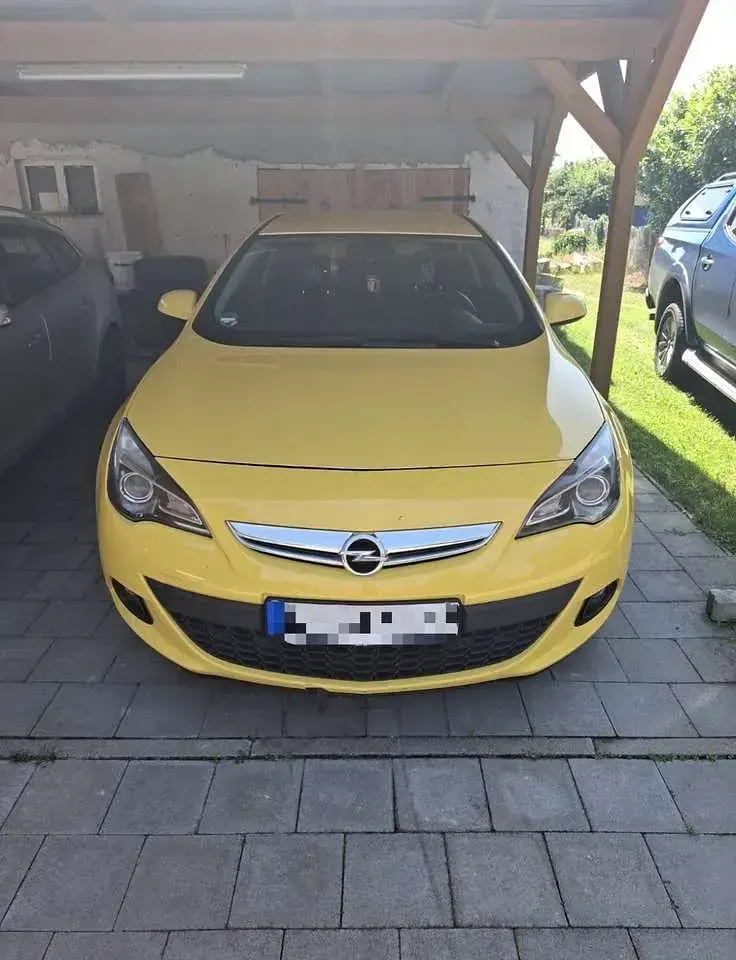 Gebraucht Opel Astra Edition 179 PS (131 kW) 2012 Gelb Coupé