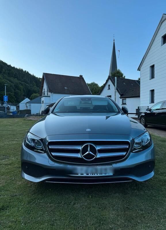 Grau Gebraucht 2016 Mercedes E220 Limousine | 19.650 € (Fairer Preis) - Bild 1/4