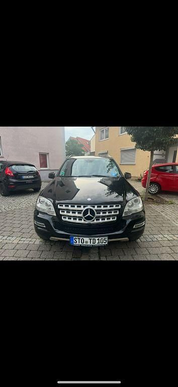 Schwarz Gebraucht 2011 Mercedes ML300 Edition SUV | 14.500 € (Fairer Preis) - Bild 1/4