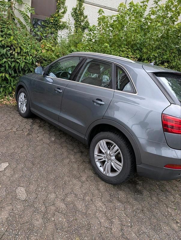 Grau Gebraucht 2013 Audi Q3 SUV | 13.650 € (Fairer Preis) - Bild 1/4