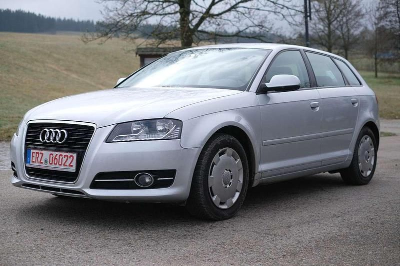 Gebraucht Audi A3 Attraction 140 PS (102 kW) 2012 Eissilber Kleinwagen