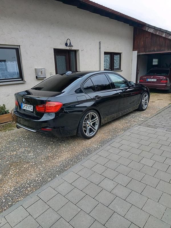 Schwarz Gebraucht 2013 BMW 328 Limousine | 12.999 € - Bild 1/4