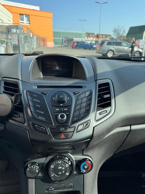 Gebraucht Ford Fiesta 90 PS (66 kW) 2014 Silber Kleinwagen