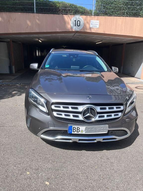 Grau Gebraucht 2018 Mercedes GLA180 SUV | 21.000 € (Fairer Preis) - Bild 1/4