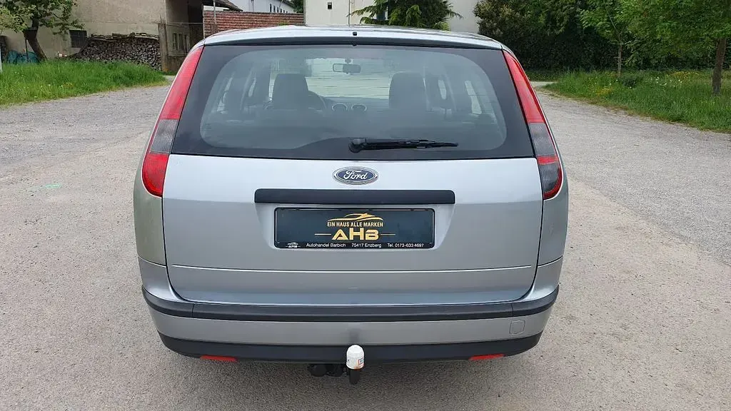 Gebraucht Ford Focus Trend 101 PS (74 kW) 2005 Silber Limousine