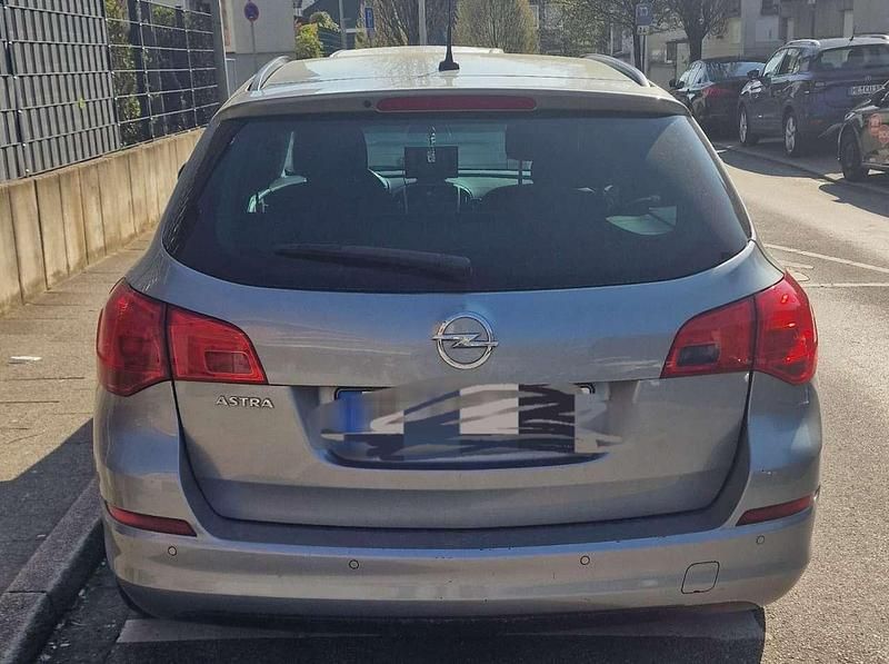 Gebraucht Opel Astra Design Edition 179 PS (131 kW) 2011 Silber Kombi