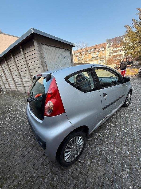 Gebraucht Peugeot 107 68 PS (50 kW) 2007 Silber Kleinwagen