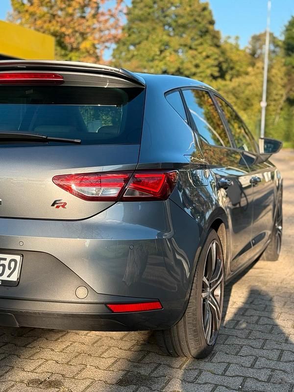 Grau Gebraucht 2015 Seat Leon FR Limousine | 10.790 € (Fairer Preis) - Bild 1/4