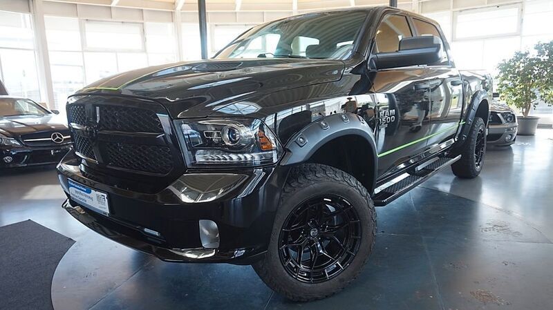 Schwarz (metallic) Gebraucht 2022 Dodge Ram Abholung | 42.900 € - Bild 1/4