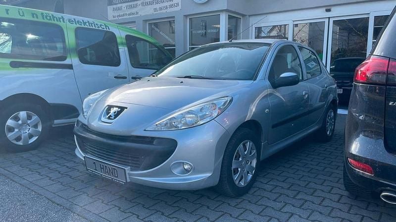 Gebraucht Peugeot 206+ Basis 75 PS (55 kW) 2009 Silber Kleinwagen