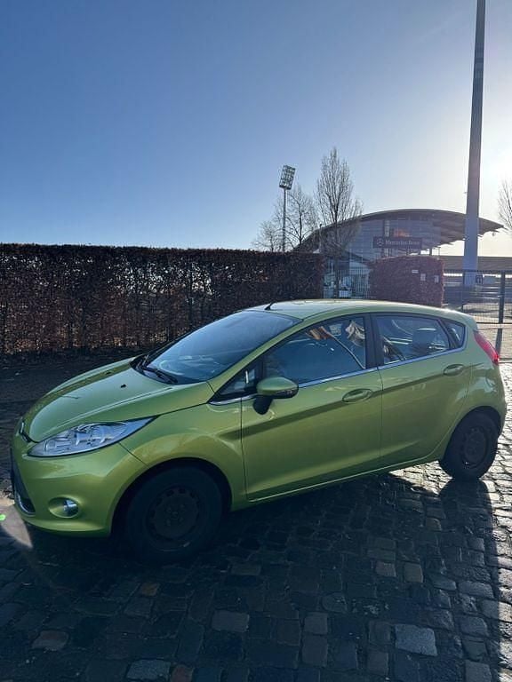 Gebraucht Ford Fiesta Titanium 82 PS (60 kW) 2010 Grün Kleinwagen