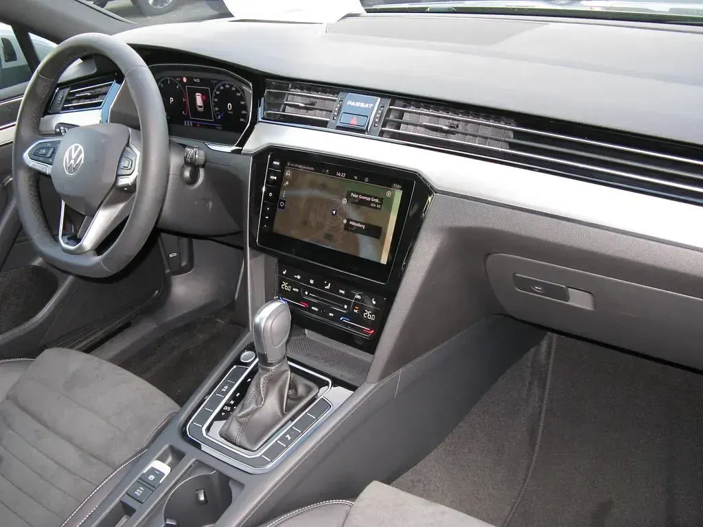 Gebraucht VW Passat Elegance 150 PS (110 kW) 2023 Grau Kombi