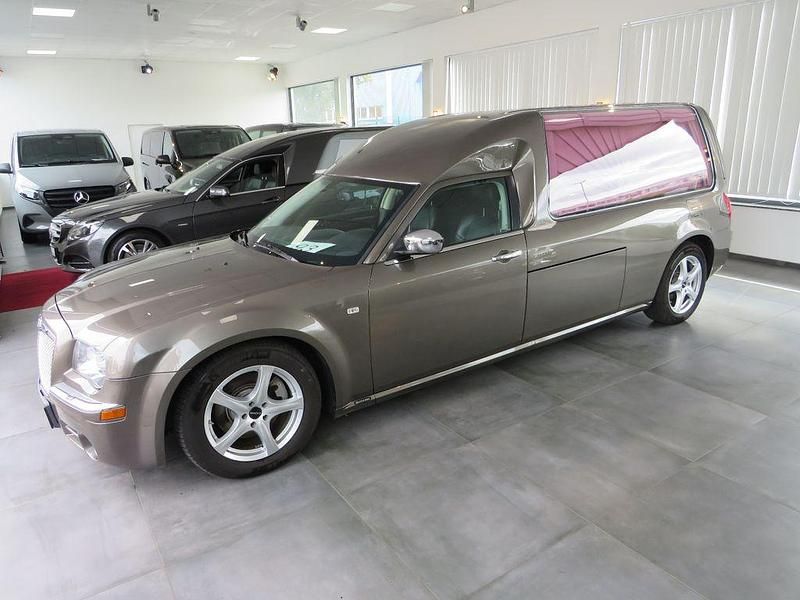 Grau Gebraucht 2009 Chrysler 300C Limousine | 24.950 € - Bild 1/4