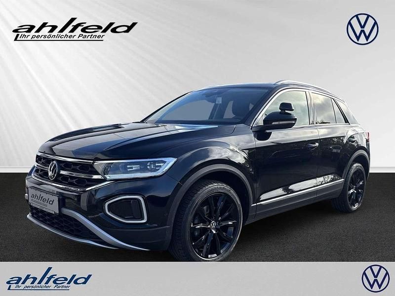 Deep black perleffekt (metallic) Gebraucht 2023 VW T-Roc Style SUV | 27.620 € (Teuer) - Bild 1/4