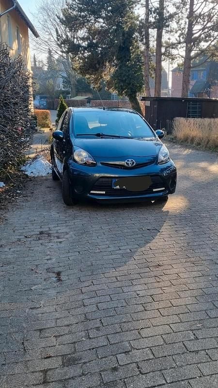 Grau Gebraucht 2013 Toyota Aygo Kleinwagen | 6.500 € (Fairer Preis) - Bild 1/4