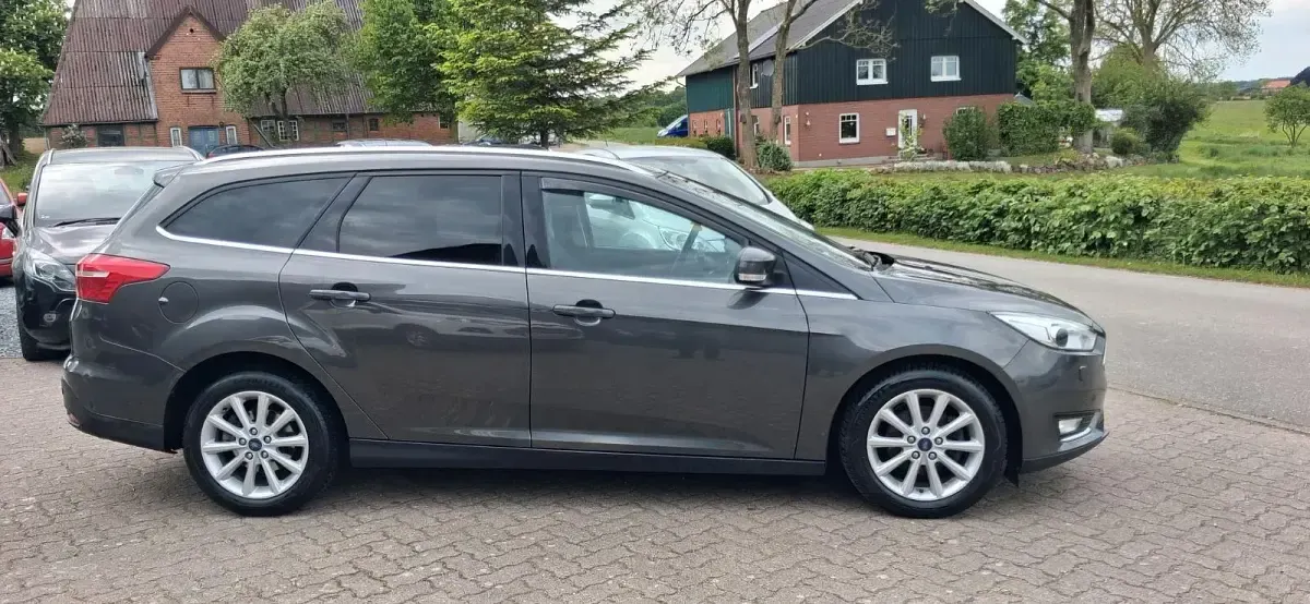 Gebraucht Ford Focus Titanium 125 PS (91 kW) 2016 Grau Kombi
