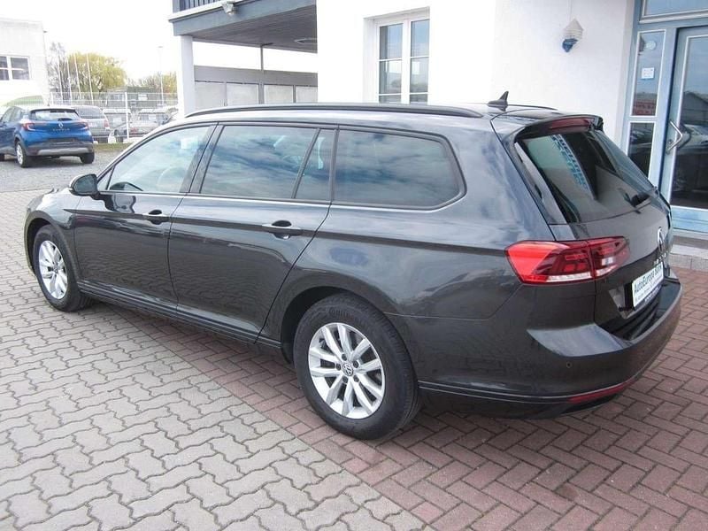 Gebraucht VW Passat 150 PS (110 kW) 2022 Grau Kombi