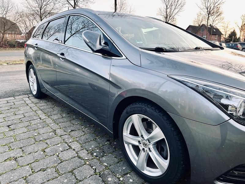 Gebraucht Hyundai i40 Style 141 PS (103 kW) 2017 Grau Kombi