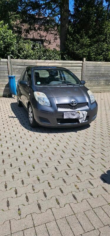 Grau Gebraucht 2009 Toyota Yaris Kleinwagen | 2.850 € (Etwas zu teuer) - Bild 1/4