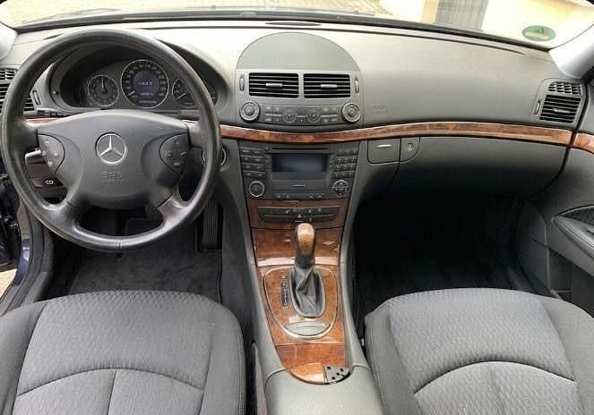 Używany Mercedes E320 Elegance 224 KM (164 kW) 2004 Srebrny Sedan/Limuzyna