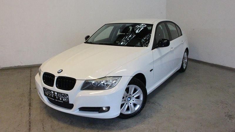 Weiß Gebraucht 2009 BMW 318 Comfort Edition Limousine | 5.970 € (Etwas zu teuer) - Bild 1/4
