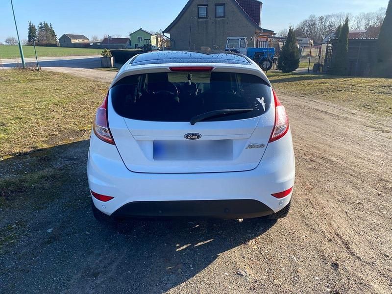 Gebraucht Ford Fiesta Trend 80 PS (58 kW) 2017 Weiß Kleinwagen