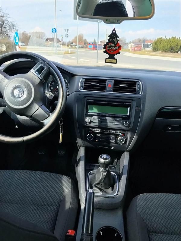 Gebraucht VW Jetta 116 PS (85 kW) 2011 Grau Limousine