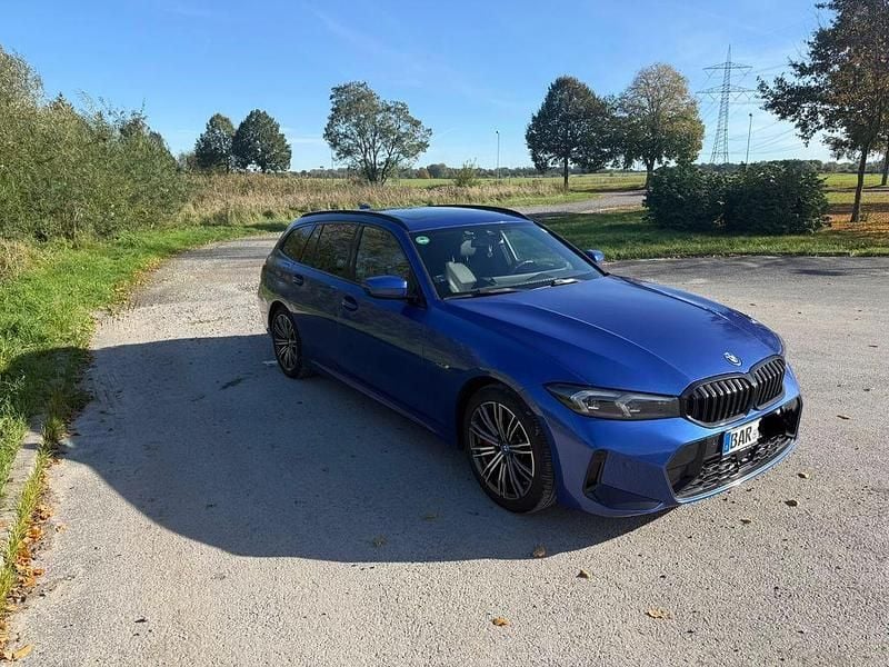 Blau Gebraucht 2023 BMW 330e Sport Line Kombi | 34.990 € (Fairer Preis) - Bild 1/4