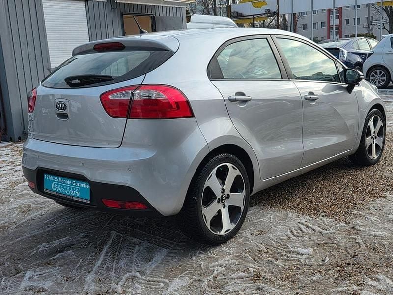 Gebraucht Kia Rio 109 PS (80 kW) 2012 Silber Limousine