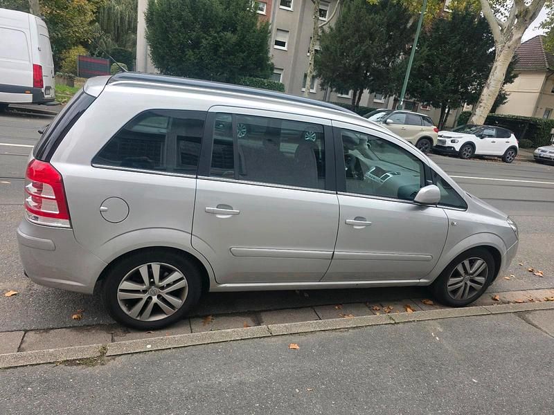 Gebraucht Opel Zafira 120 PS (88 kW) 2011 Silber Van / Kleinbus