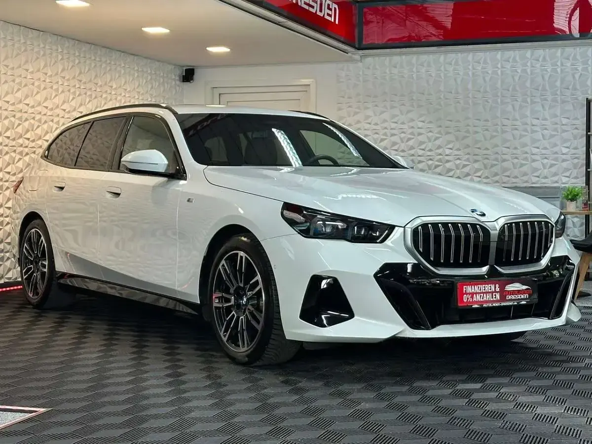 Gebraucht BMW 540 M Sport 303 PS (222 kW) 2024 Mineralweiss metallic Kombi
