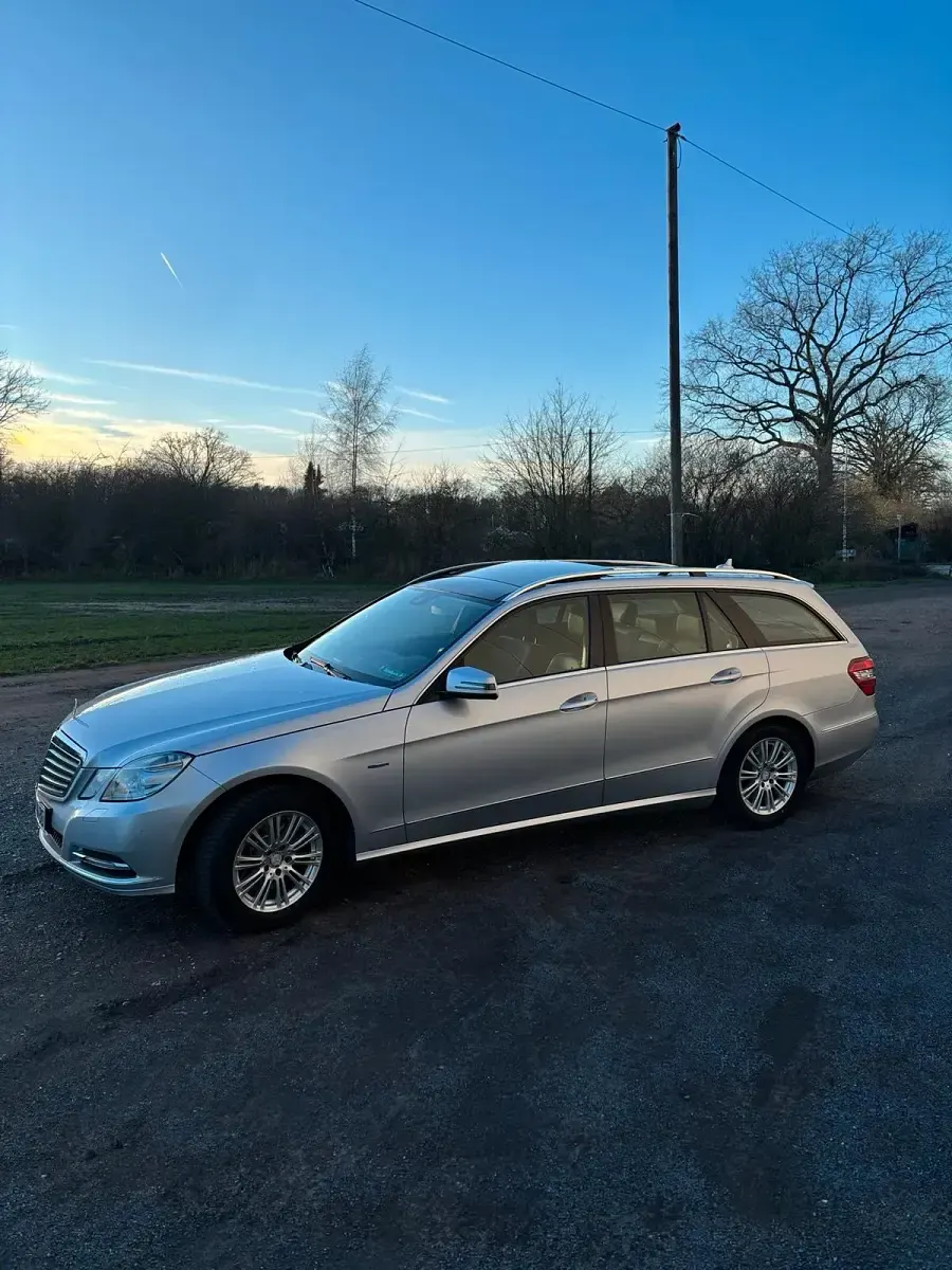 Gebraucht Mercedes E300 205 PS (150 kW) 2011 Silber Kombi