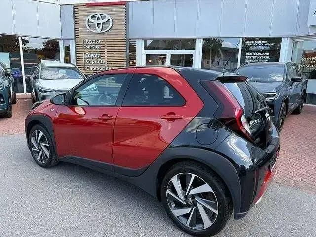 Gebraucht Toyota Aygo X X-plore 72 PS (52 kW) 2023 Chili red/ black mica SUV