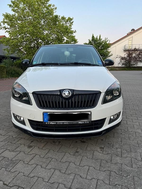 Weiß Gebraucht 2013 Skoda Fabia Monte Carlo Kleinwagen | 5.200 € (Fairer Preis) - Bild 1/4