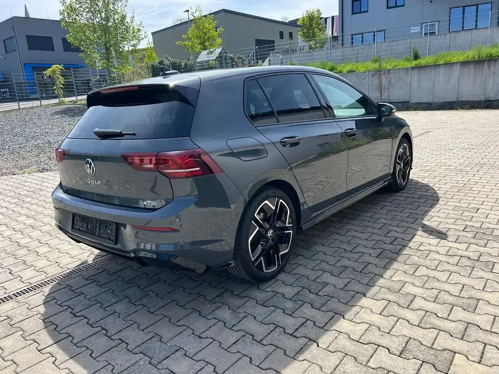 Neu VW Golf VIII R-line Plus 150 PS (110 kW) 2026 Grau Limousine