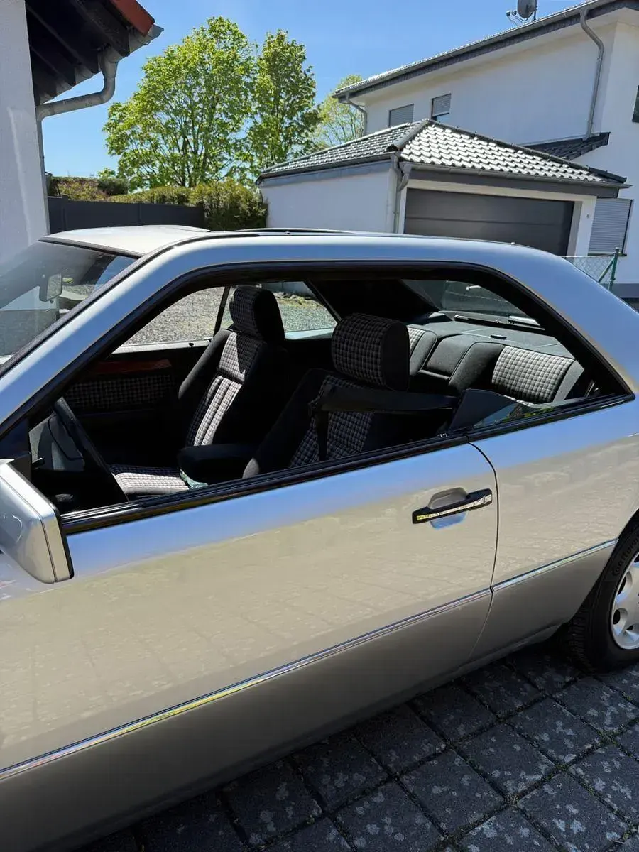 Używany Mercedes E220 150 KM (110 kW) 1997 Srebrny Coupe