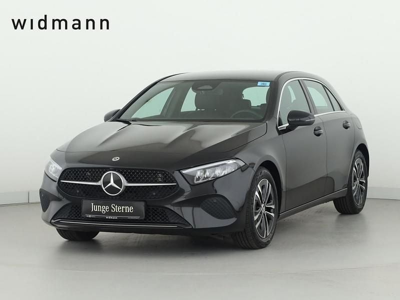 Metalliclack kosmosschwarz Gebraucht 2024 Mercedes A180 Advanced Limousine | 28.850 € (Fairer Preis) - Bild 1/4