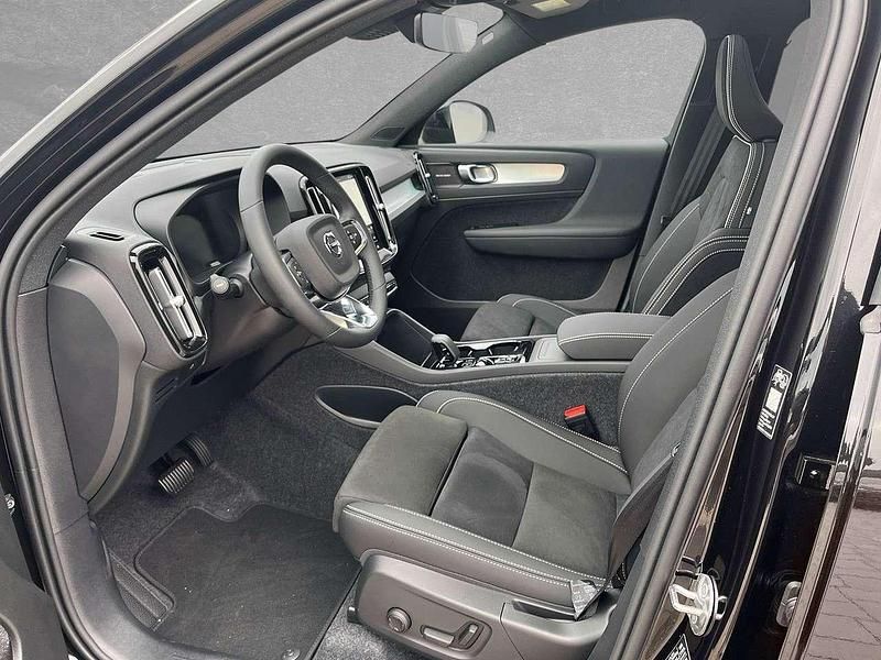 Neu Volvo XC40 Plus 163 PS (119 kW) 2025 Onyx schwarz SUV