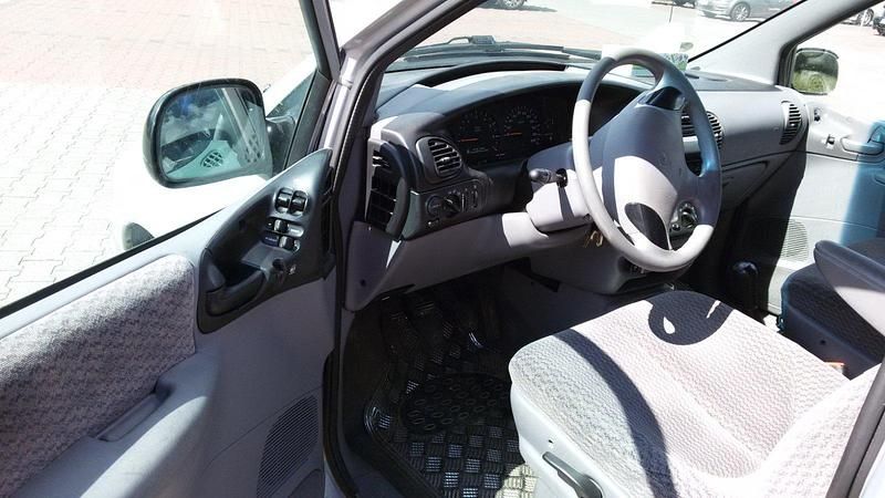 Gebraucht Chrysler Voyager 133 PS (97 kW) 2000 Silber Van / Kleinbus