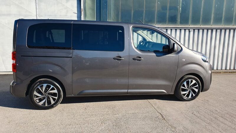 Grau Gebraucht 2021 Citroën Spacetourer Feel Van | 27.500 € (Guter Preis) - Bild 1/4
