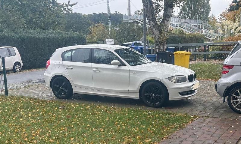 Weiß Gebraucht 2008 BMW 116 Kleinwagen | 4.600 € (Etwas zu teuer) - Bild 1/4