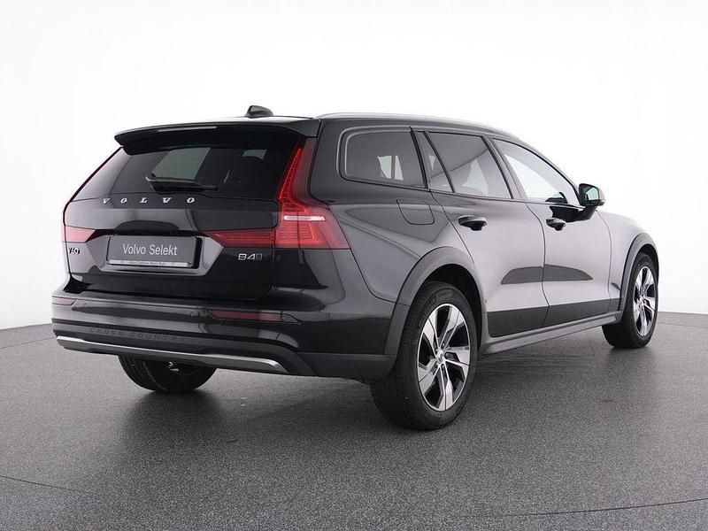 Gebraucht Volvo V60 CC Plus 197 PS (144 kW) 2023 Schwarz onyx black / metallic Kombi