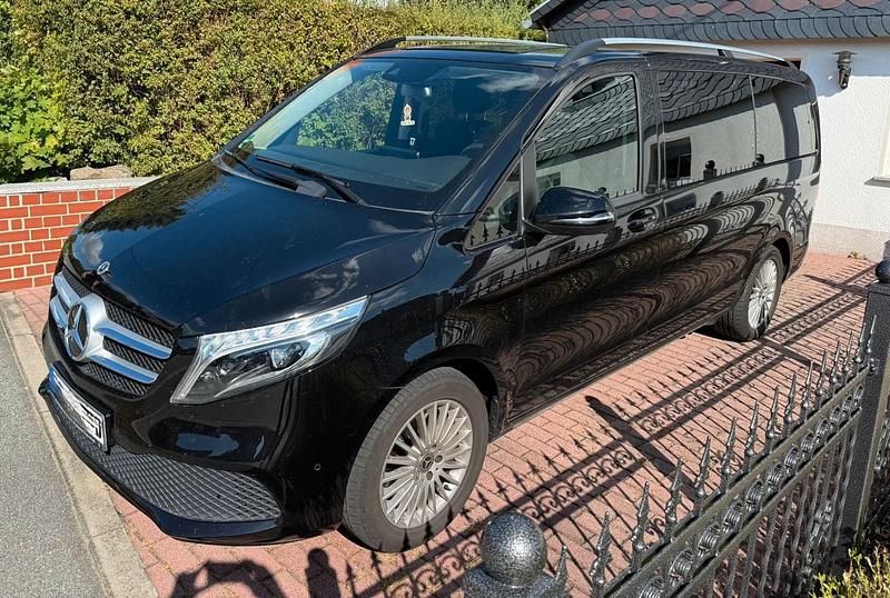 Schwarz Gebraucht 2022 Mercedes 220 Van / Kleinbus | 44.000 € - Bild 1/4