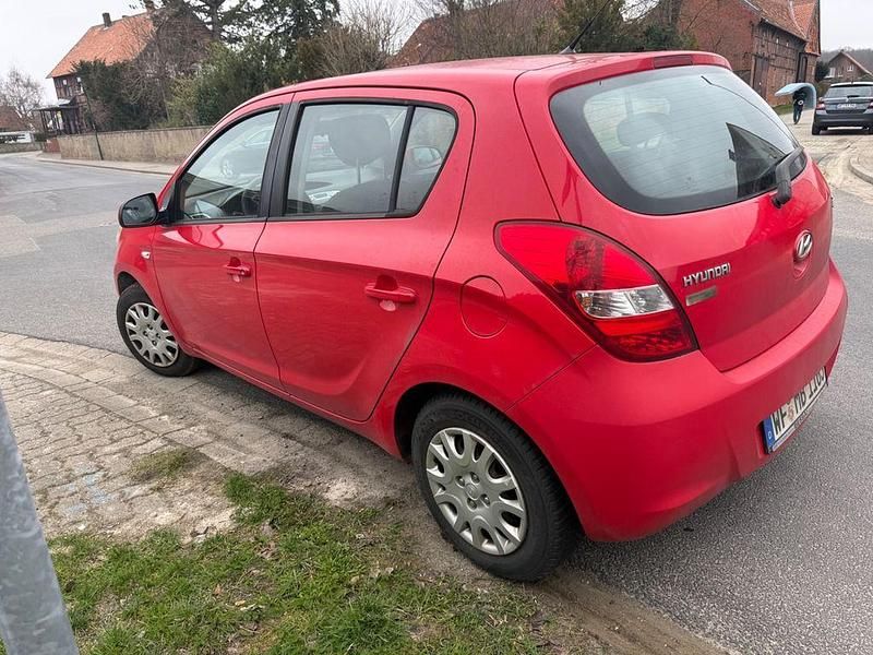 Gebraucht Hyundai i20 77 PS (56 kW) 2012 Rot Kleinwagen
