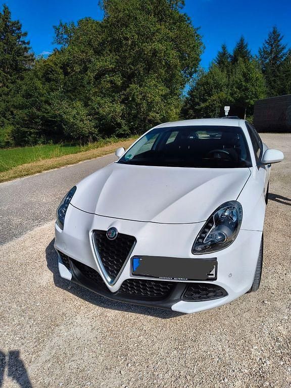 Weiß Gebraucht 2021 Alfa Romeo Giulietta Lusso Kleinwagen | 22.499 € (Teuer) - Bild 1/4