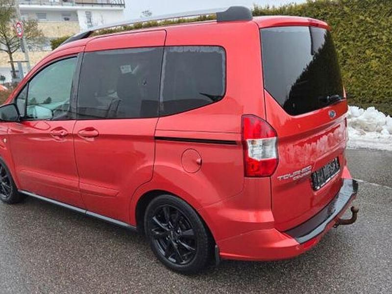 Gebraucht Ford Tourneo Courier Titanium 140 PS (102 kW) 2016 Rot Van / Kleinbus