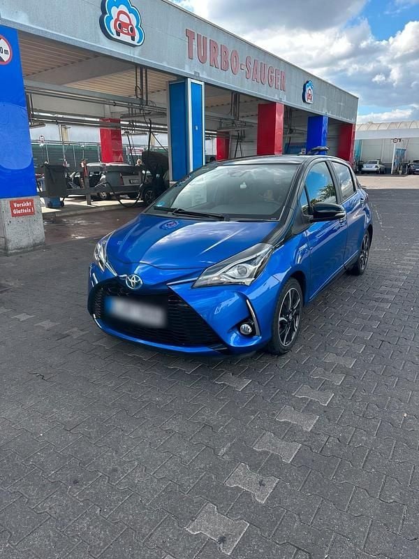 Blau Gebraucht 2018 Toyota Yaris Hybrid Style Kleinwagen | 14.500 € (Fairer Preis) - Bild 1/4