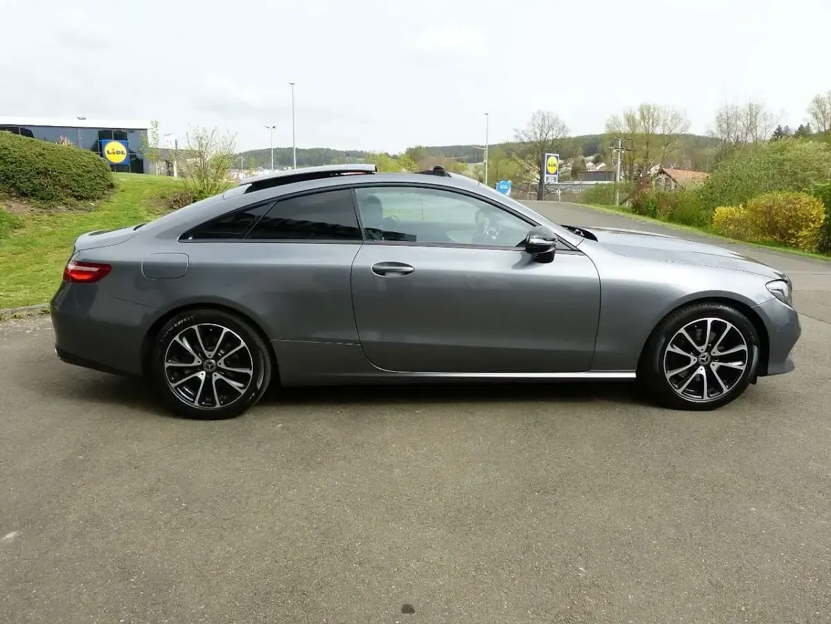 Gebraucht Mercedes E220 194 PS (142 kW) 2019 Selenitgrau  metalliclack Coupé