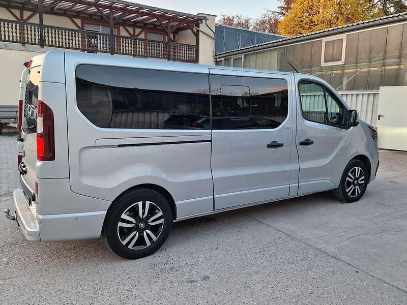 Gebraucht Renault Trafic 150 PS (110 kW) 2024 Silber Van / Kleinbus