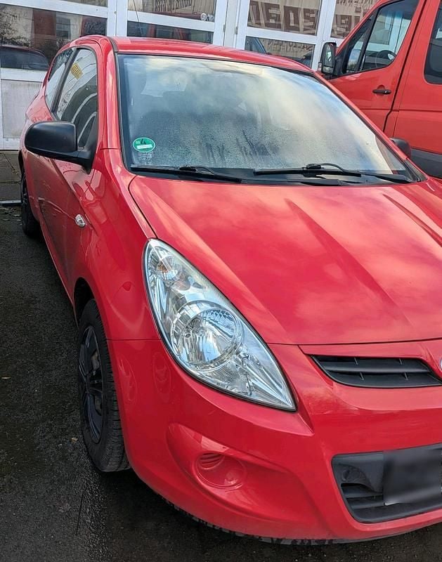 Gebraucht Hyundai i20 77 PS (56 kW) 2012 Rot Kleinwagen